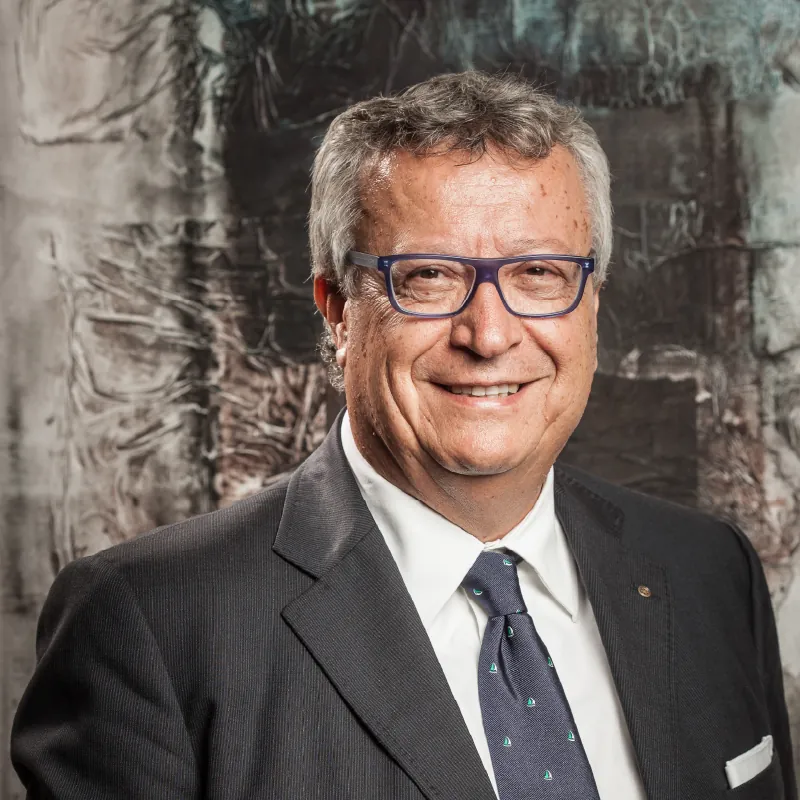 Portrait of a man in front of an abstract artwork